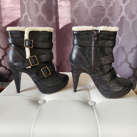 Call it Spring booties - Picture 3 of 5